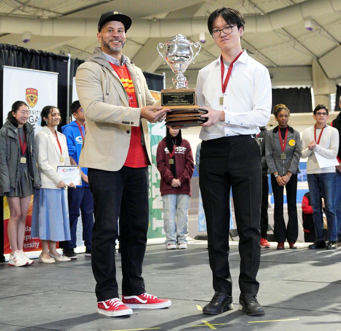 Chancellor Jon Cornish presents the University of Calgary Chancellor and Senate Award. 